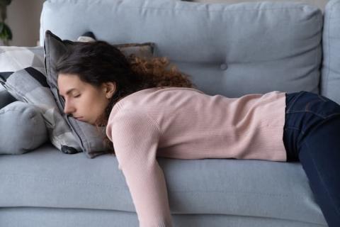 mujer con fatiga mental